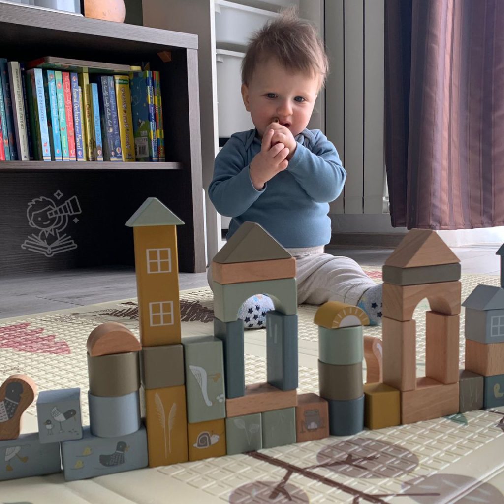 Read more about the article Mami construiește, bebelușul demolează